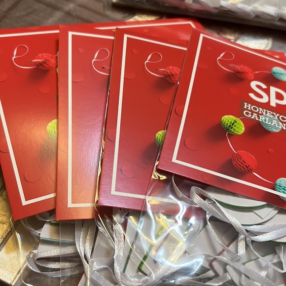 Spritz honey comb garland decorations - Picture 3 of 6